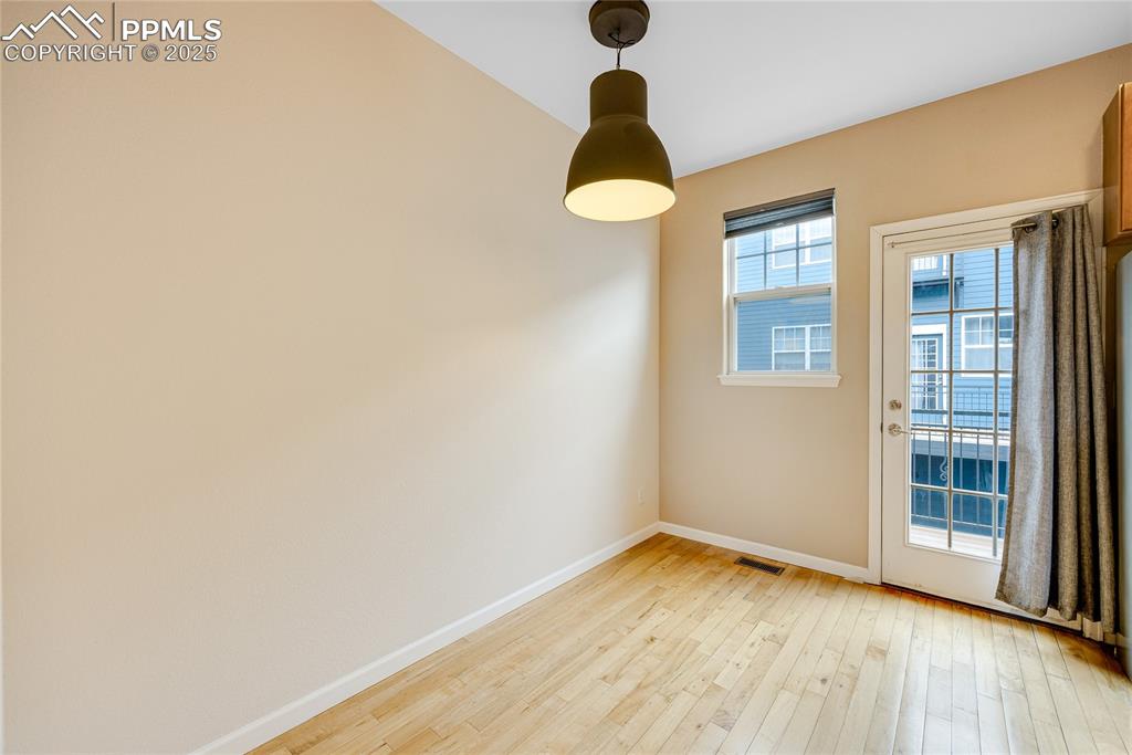 Image 12 of 34: Dining Area