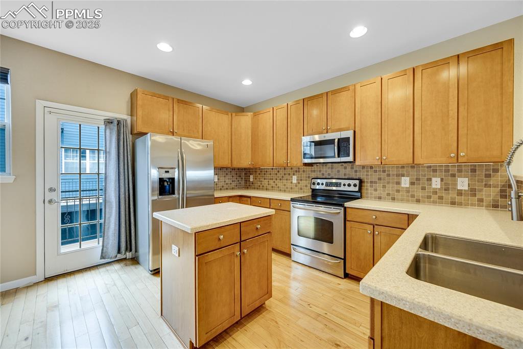 Image 14 of 34: Kitchen