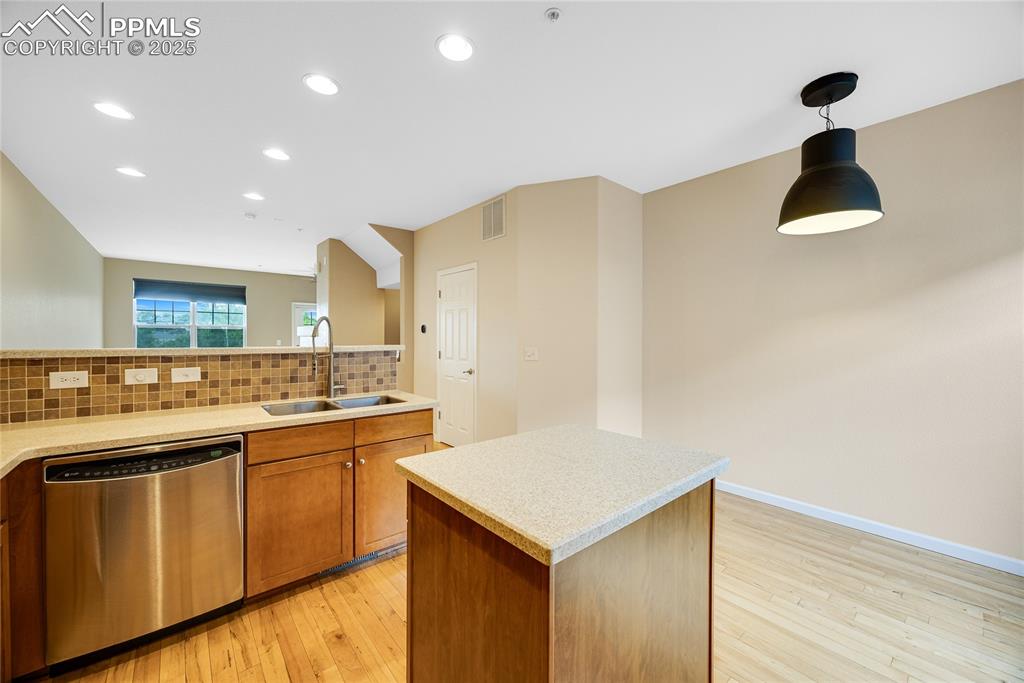 Image 16 of 34: Kitchen