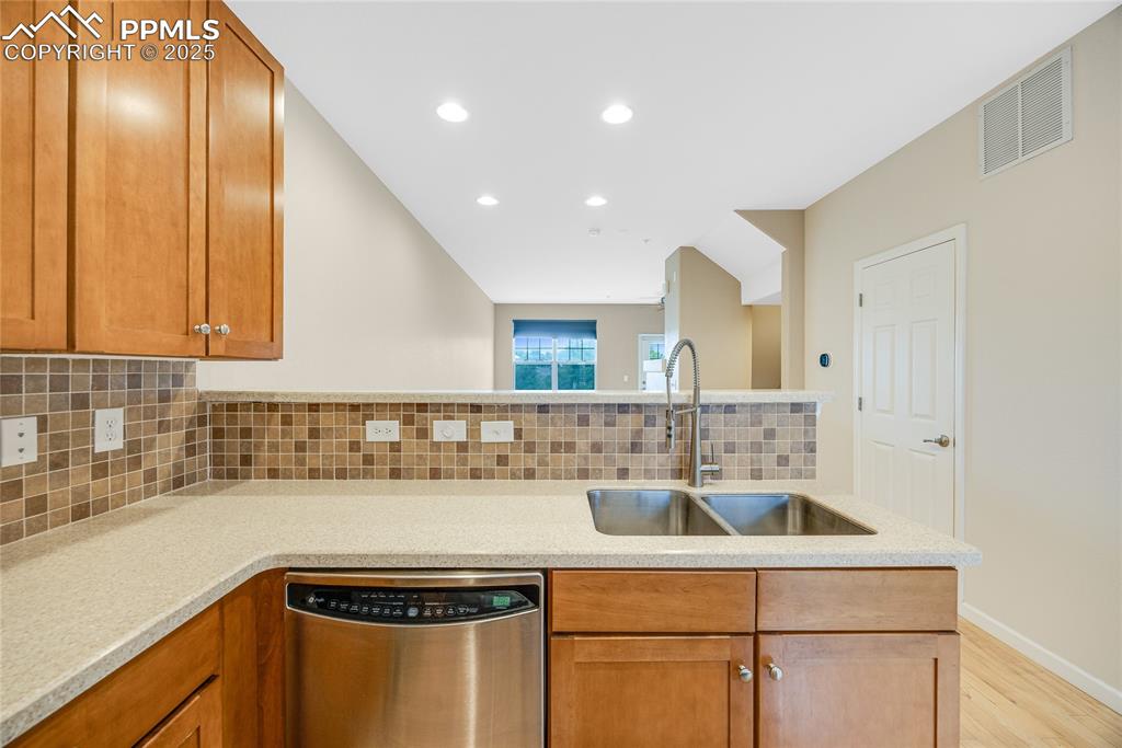 Image 17 of 34: Kitchen