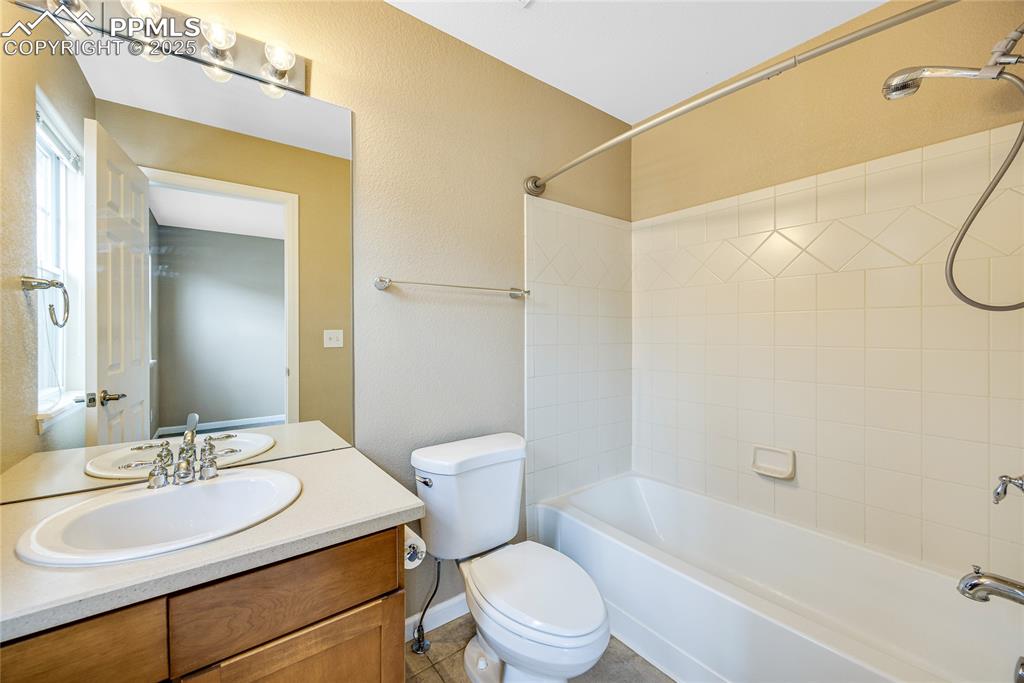 Image 24 of 34: Bathroom