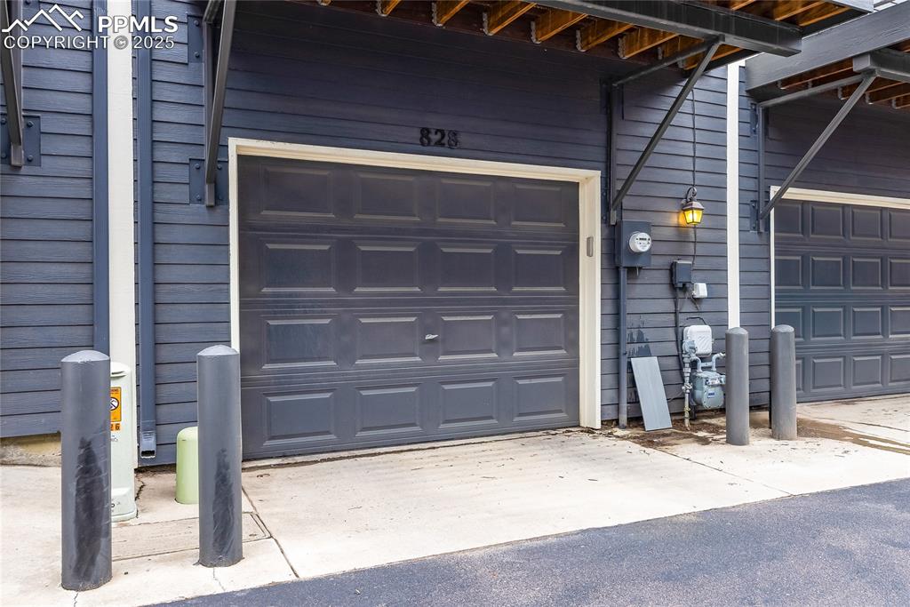 Image 30 of 34: Garage