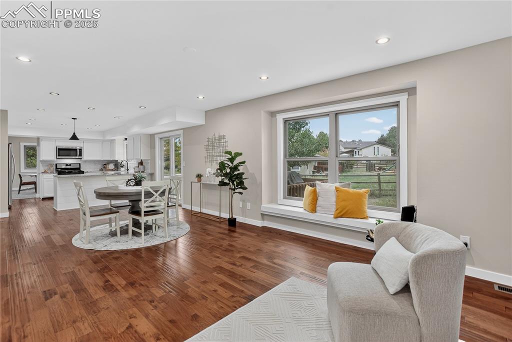 Image 12 of 32: Open concept entertainment space