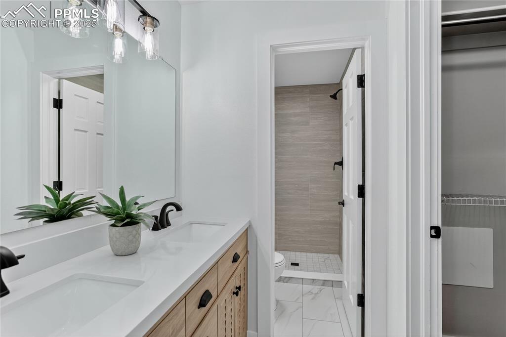 Image 16 of 32: Primary bath