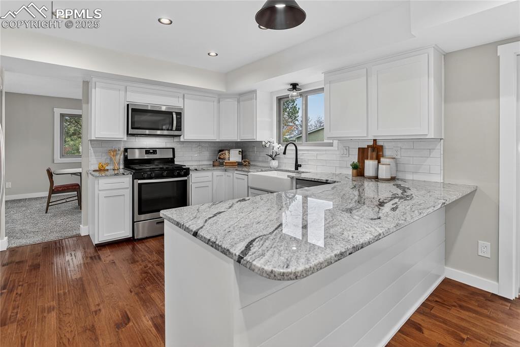 Image 7 of 32: Kitchen with breakfast bar