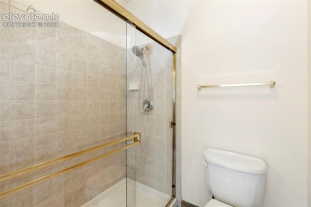 Image 19 of 42: Bathroom