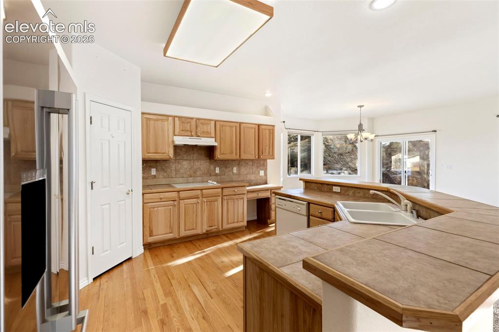 Image 6 of 42: Kitchen