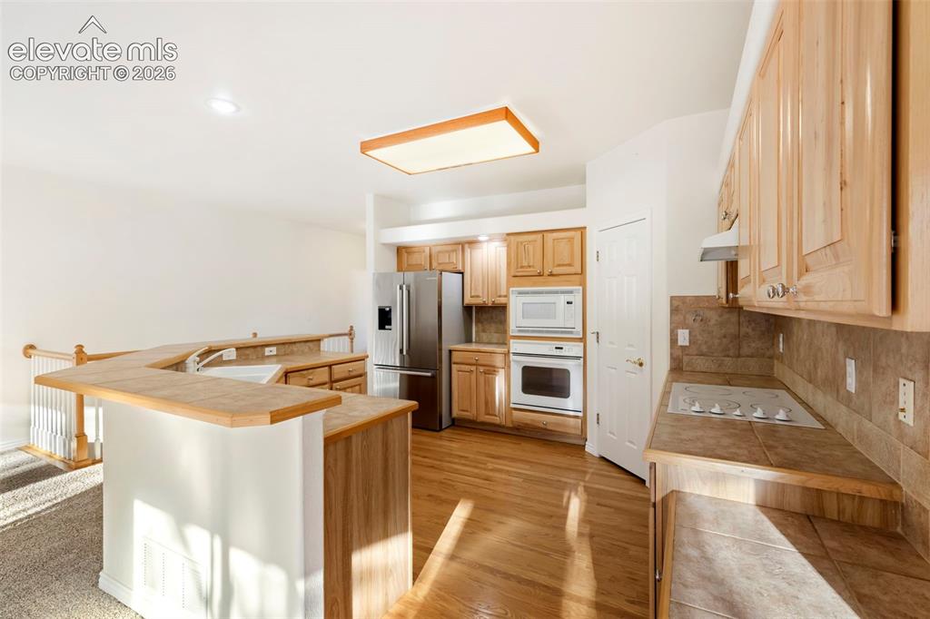 Image 7 of 42: Kitchen