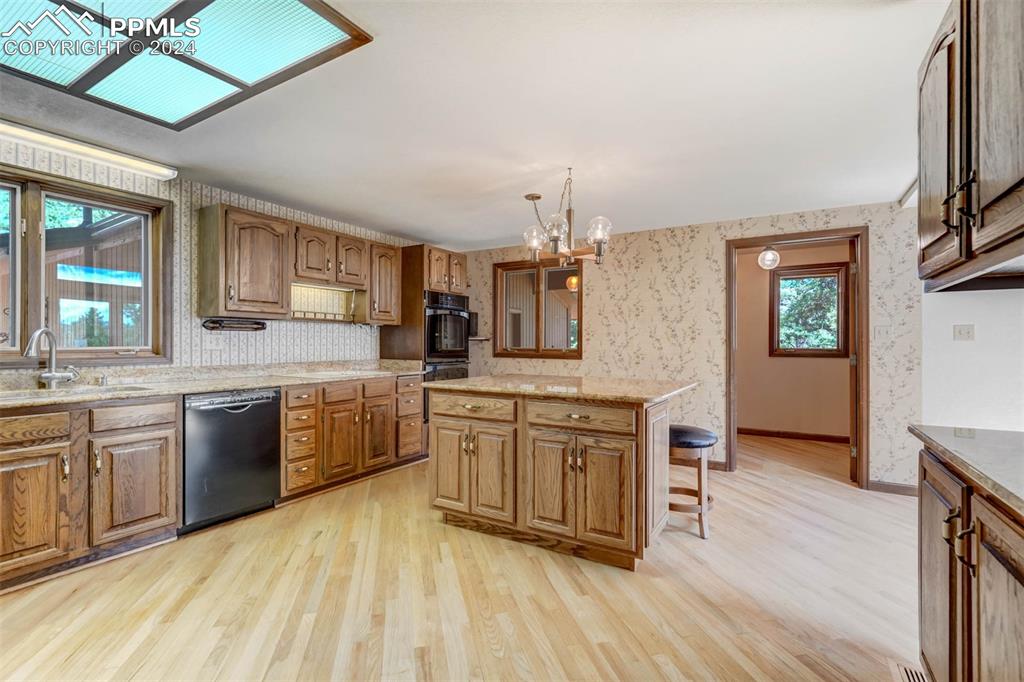Image 10 of 50: Kitchen