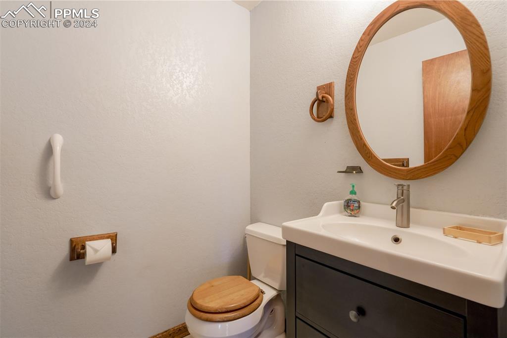 Image 16 of 50: Bathroom