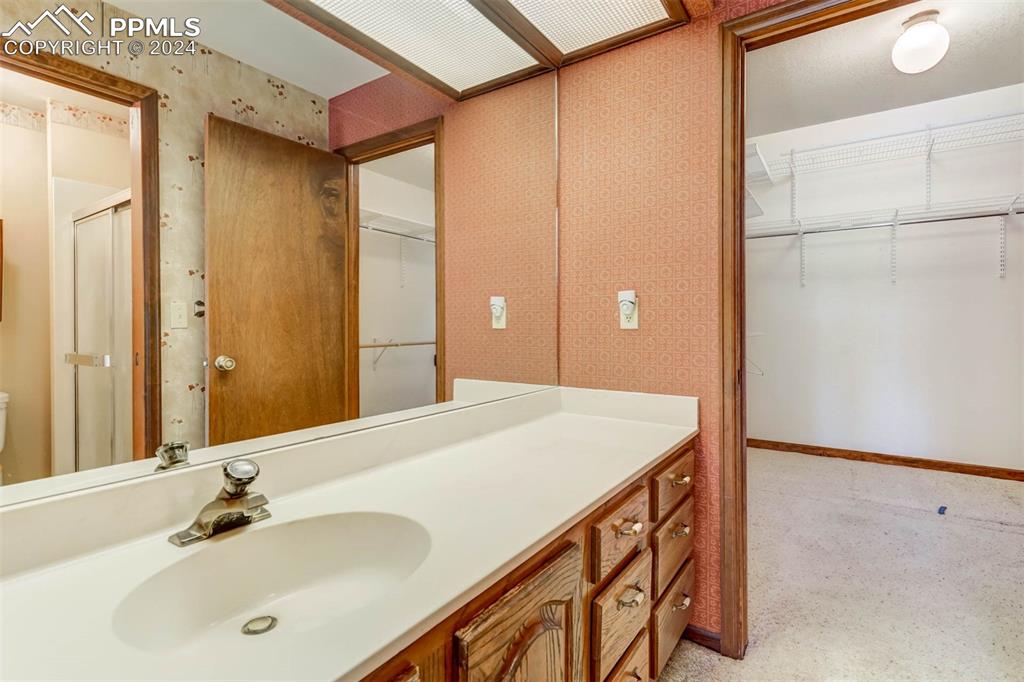 Image 18 of 50: Bathroom