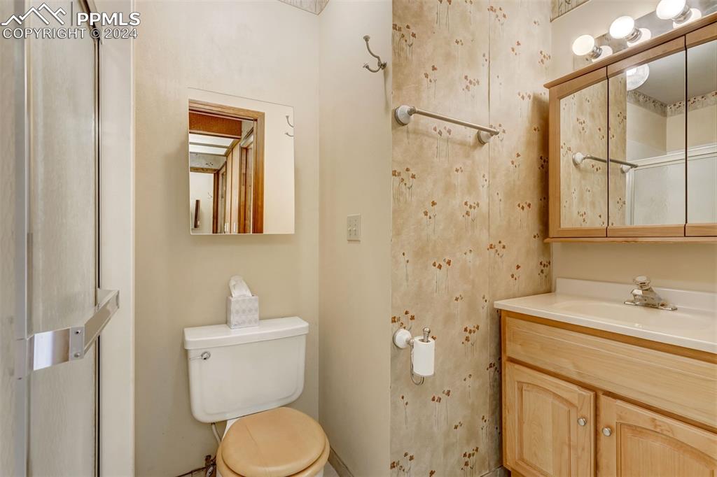 Image 19 of 50: Bathroom