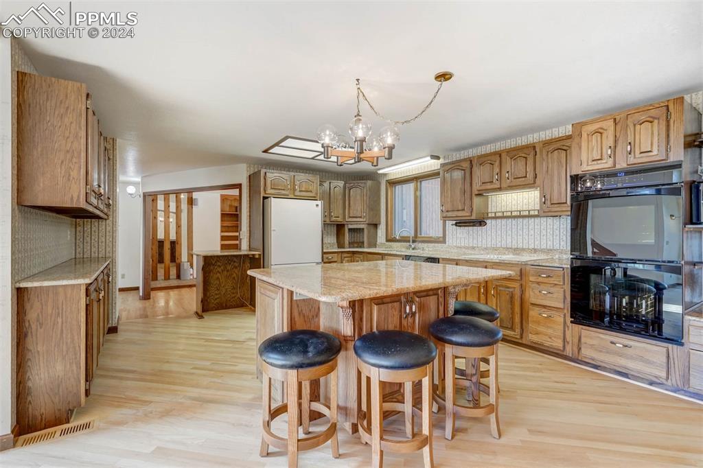 Image 9 of 50: Kitchen