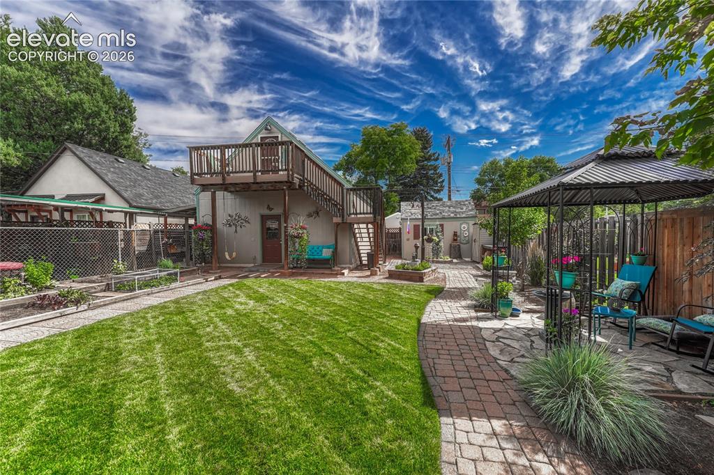 Image 19 of 48: REAR COVERED DECK
