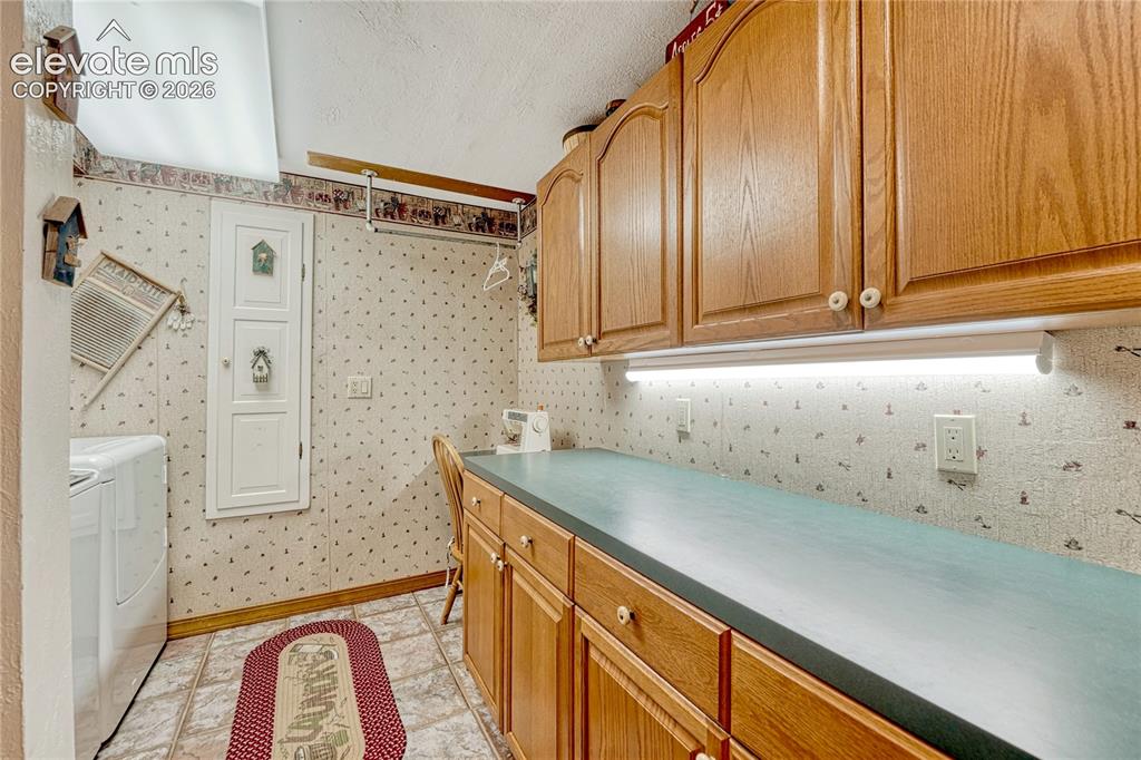 Image 32 of 48: LOWER LEVEL FAMILY ROOM, GAS STOVE
