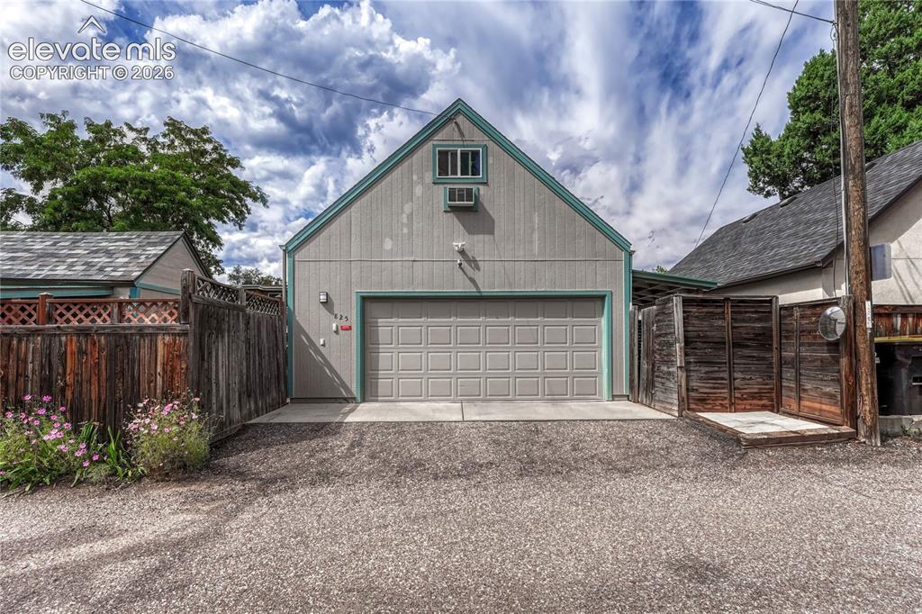 Image 44 of 48: 600 SQFT, WOOD DECKED FLOOR