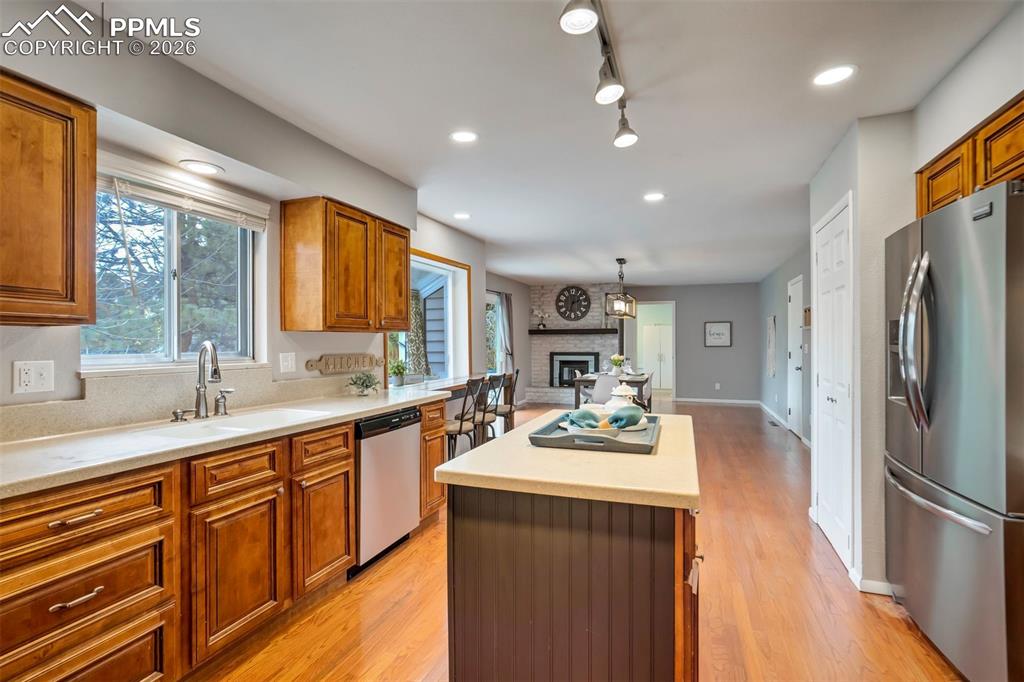 Image 10 of 50: Kitchen