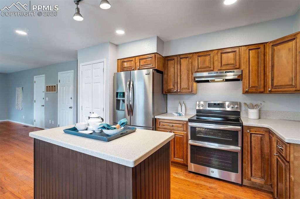 Image 11 of 50: Kitchen