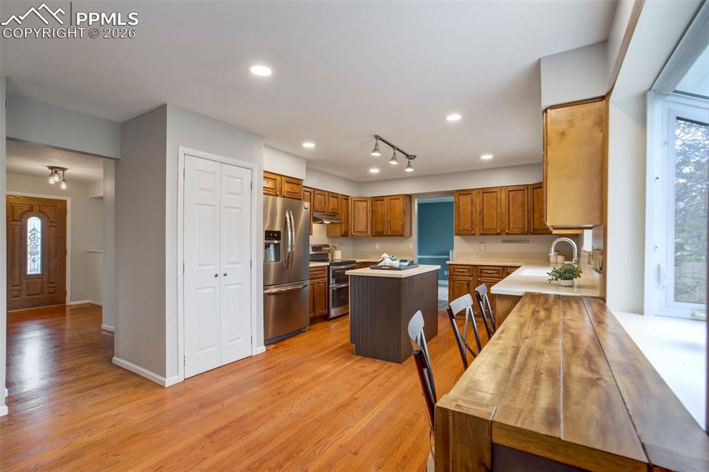 Image 14 of 50: Kitchen