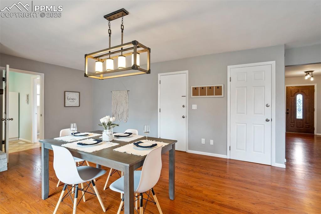 Image 15 of 50: Dining Area