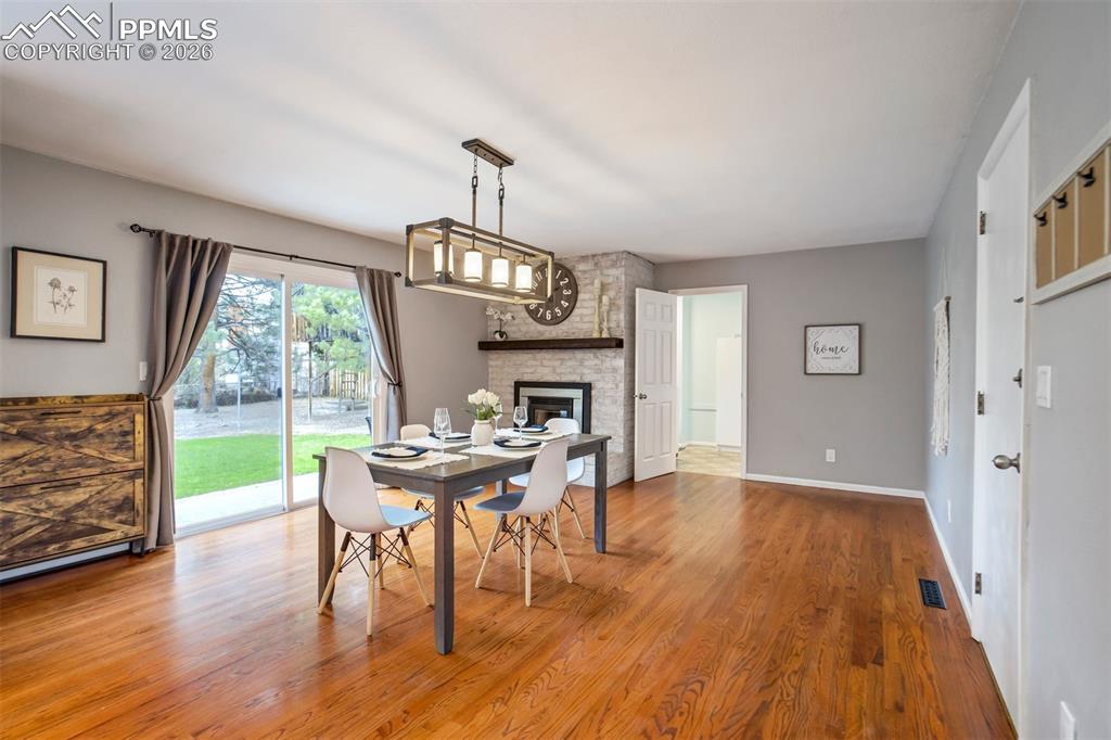 Image 16 of 50: Dining Area