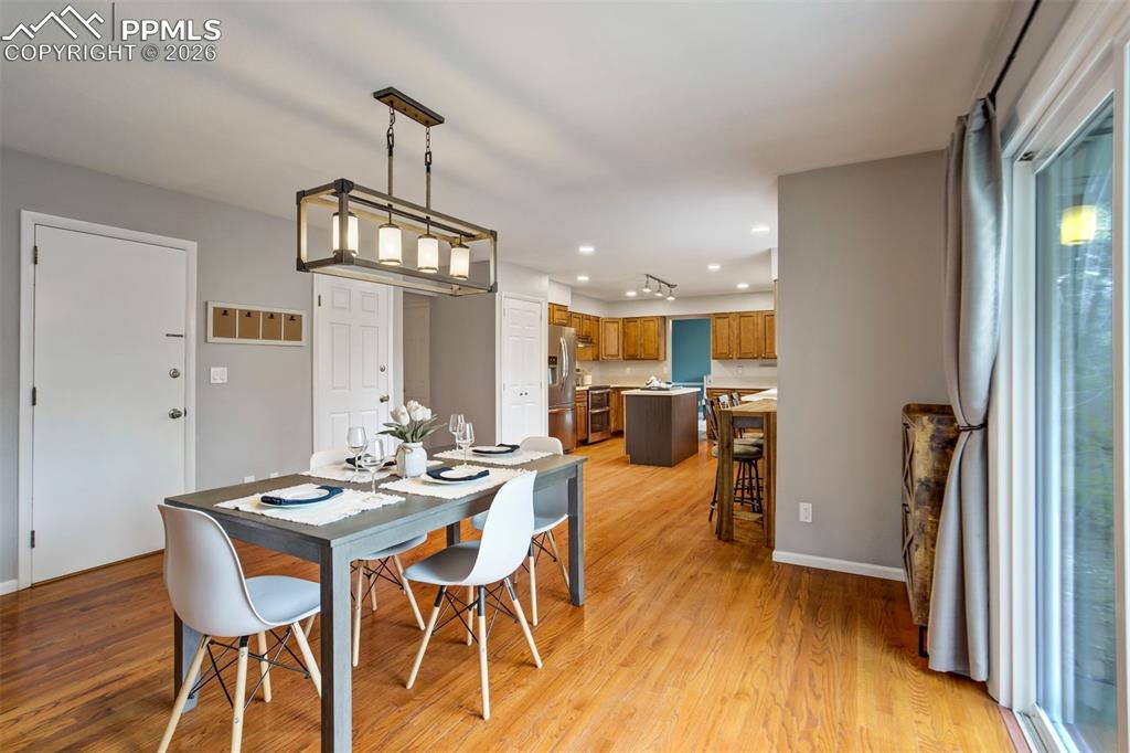 Image 17 of 50: Dining Area