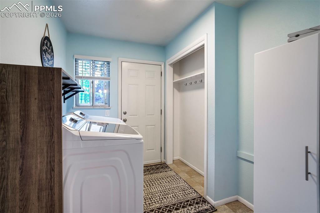 Image 20 of 50: Laundry