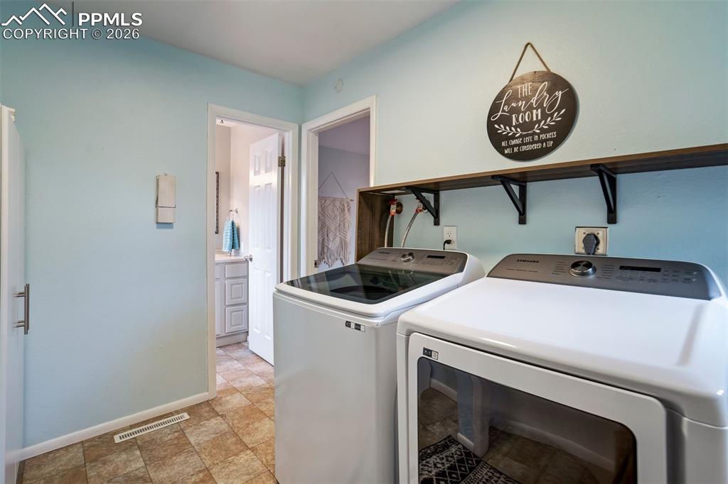 Image 21 of 50: Laundry