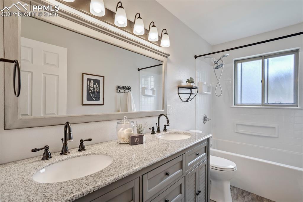 Image 31 of 50: Bathroom