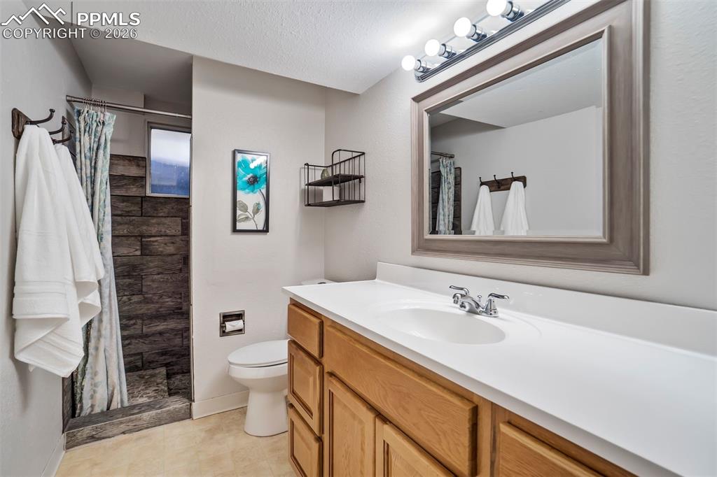 Image 38 of 50: Bathroom