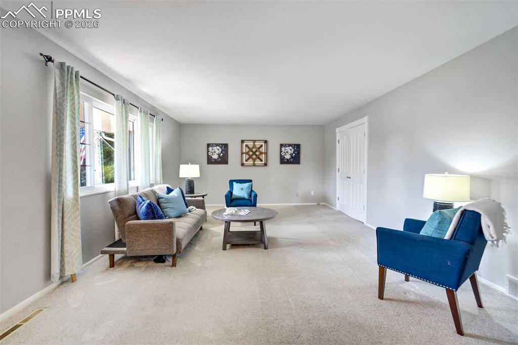 Image 4 of 50: Sitting Room