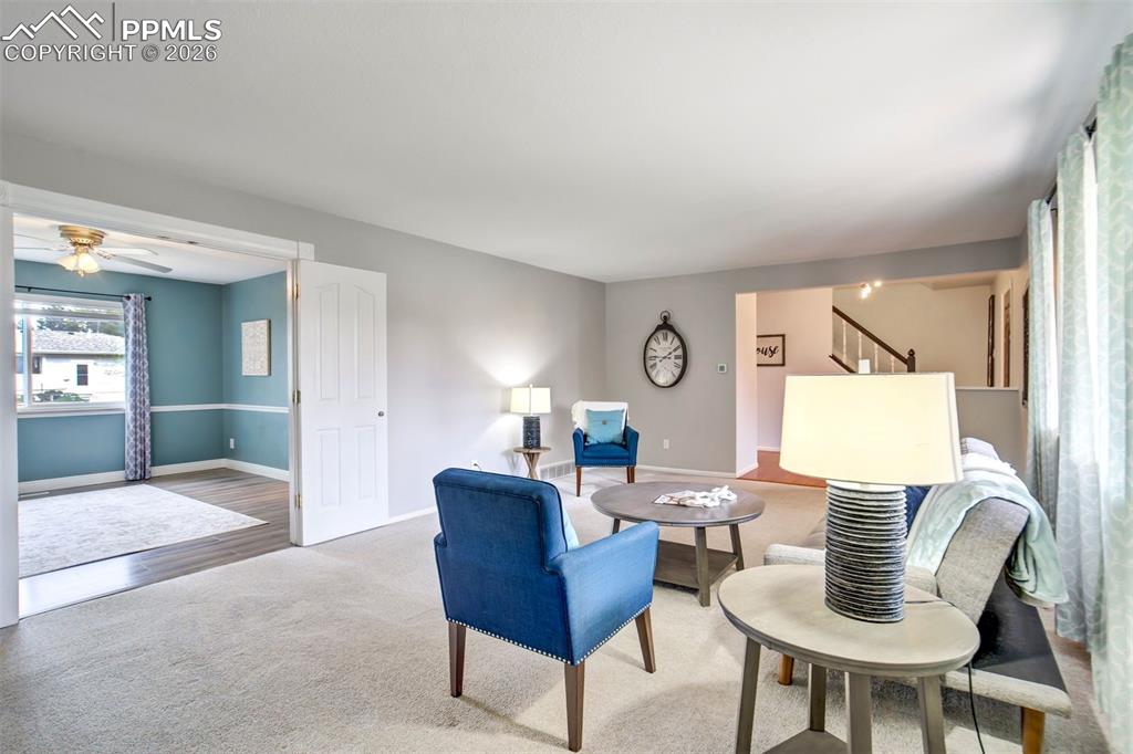 Image 5 of 50: Living Room