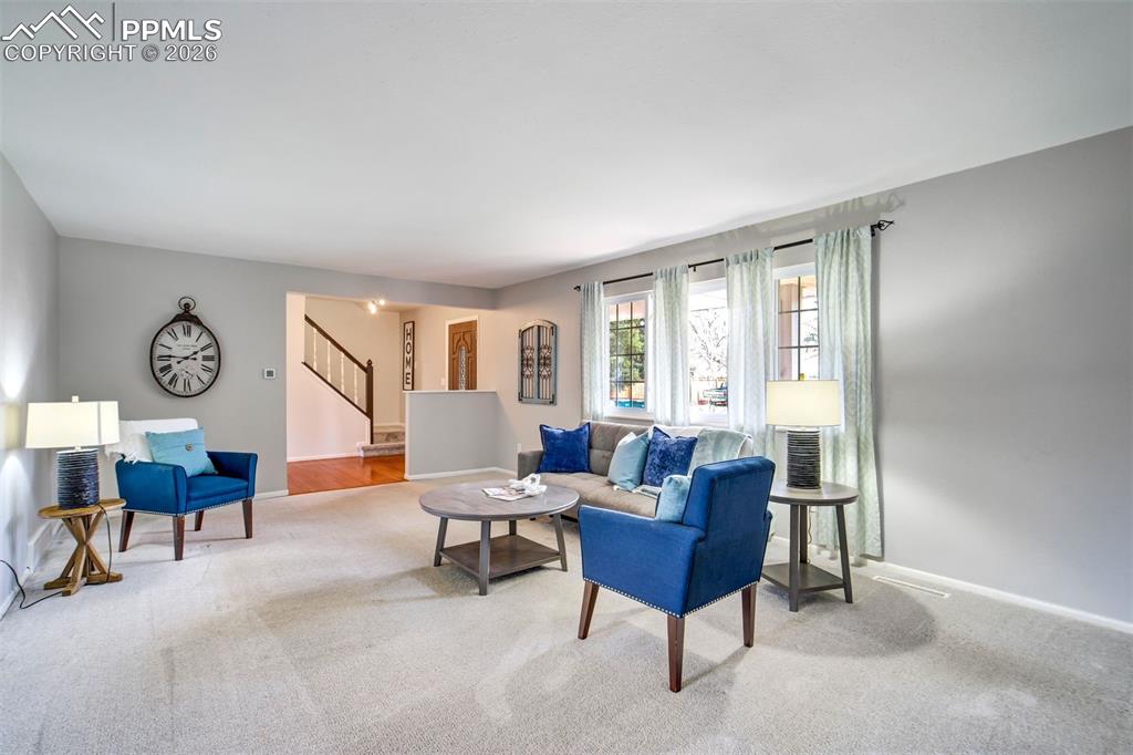 Image 6 of 50: Living Room