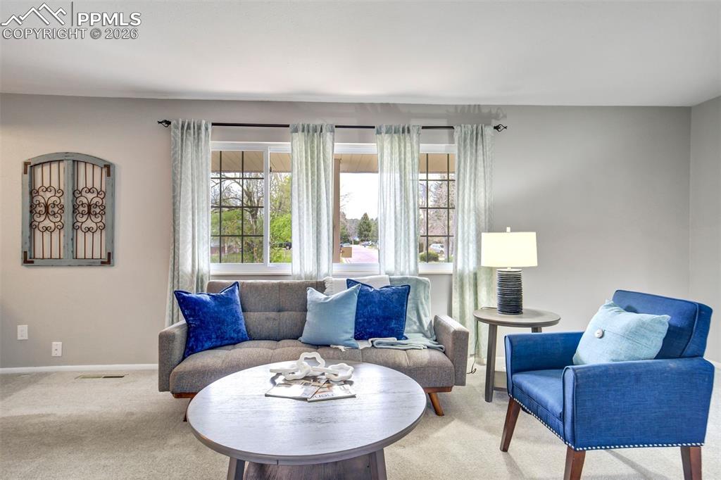 Image 7 of 50: Living Room