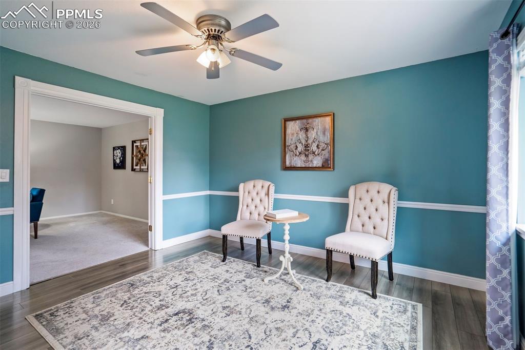 Image 9 of 50: Sitting Room