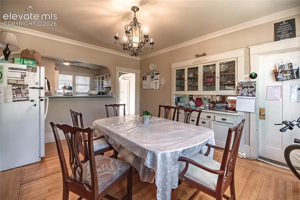 Image 14 of 39: Dining Area