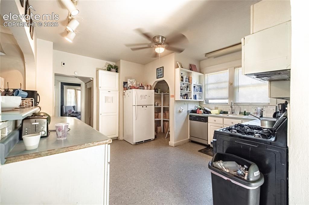 Image 16 of 39: Kitchen