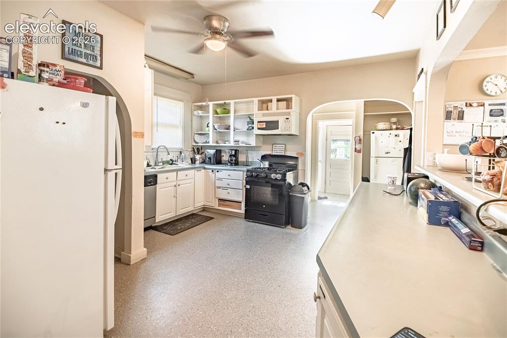 Image 17 of 39: Kitchen