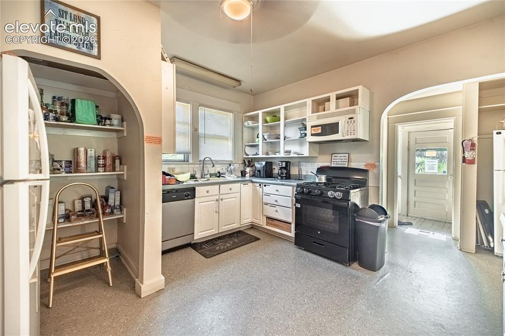Image 18 of 39: Kitchen