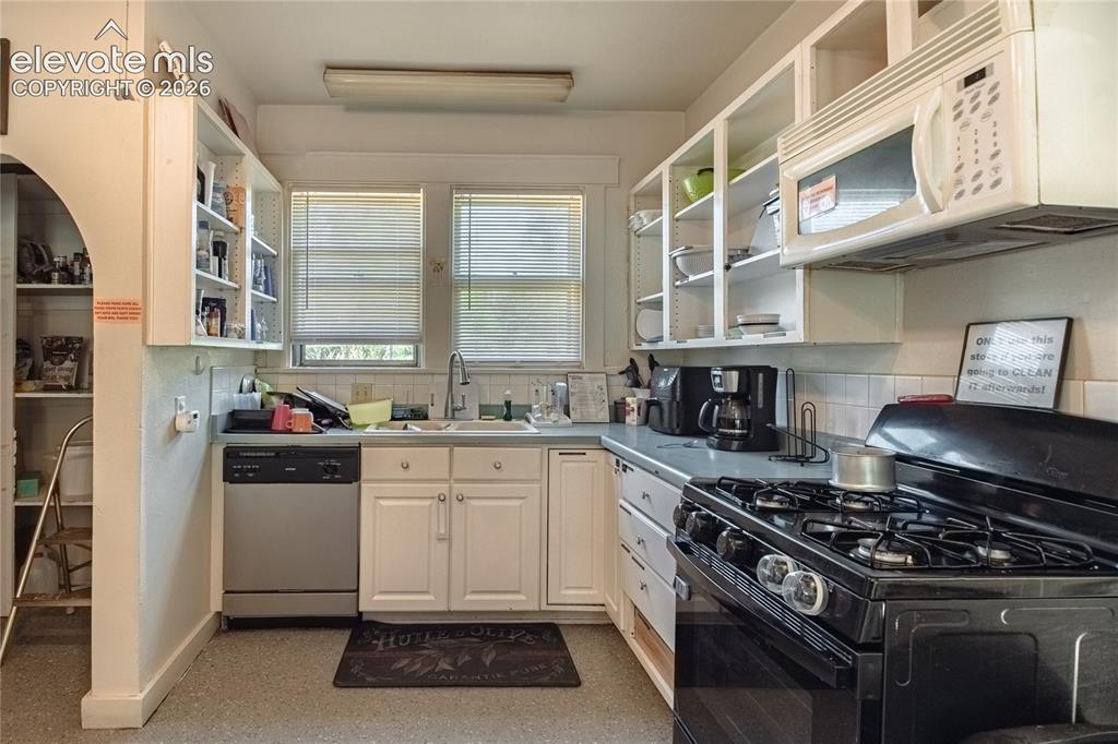 Image 19 of 39: Kitchen