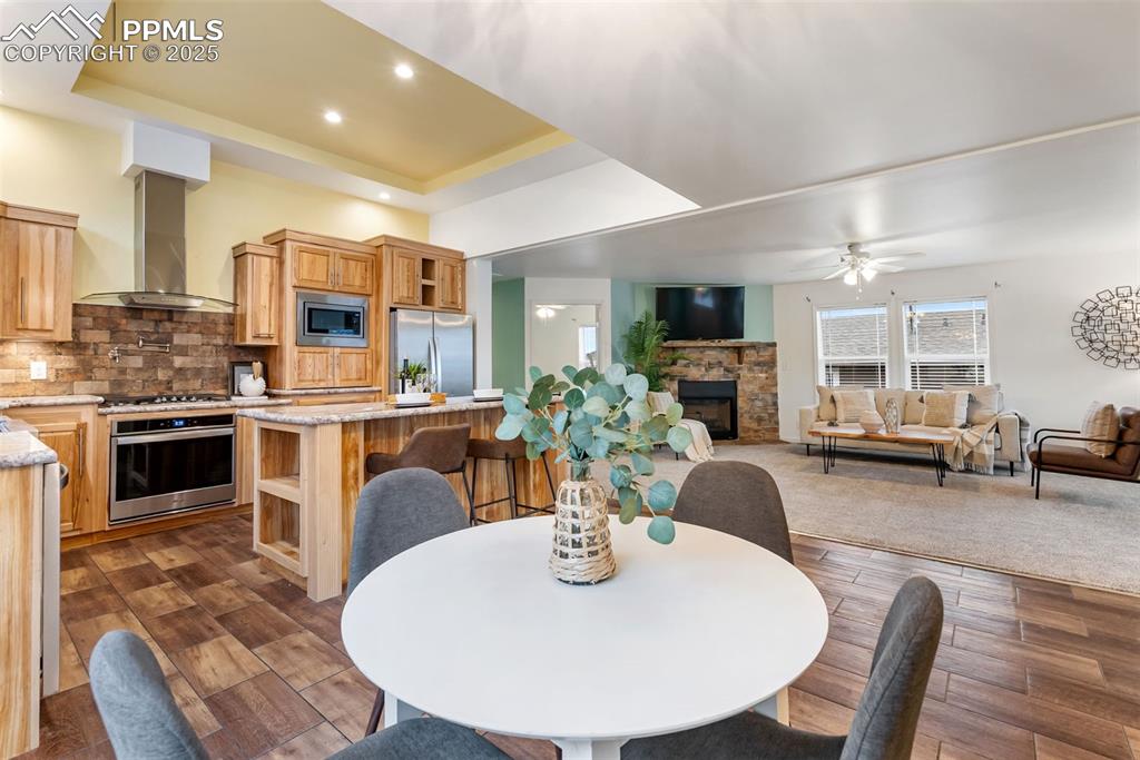 Image 14 of 39: Dining Area