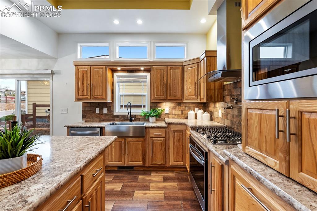 Image 17 of 39: Kitchen