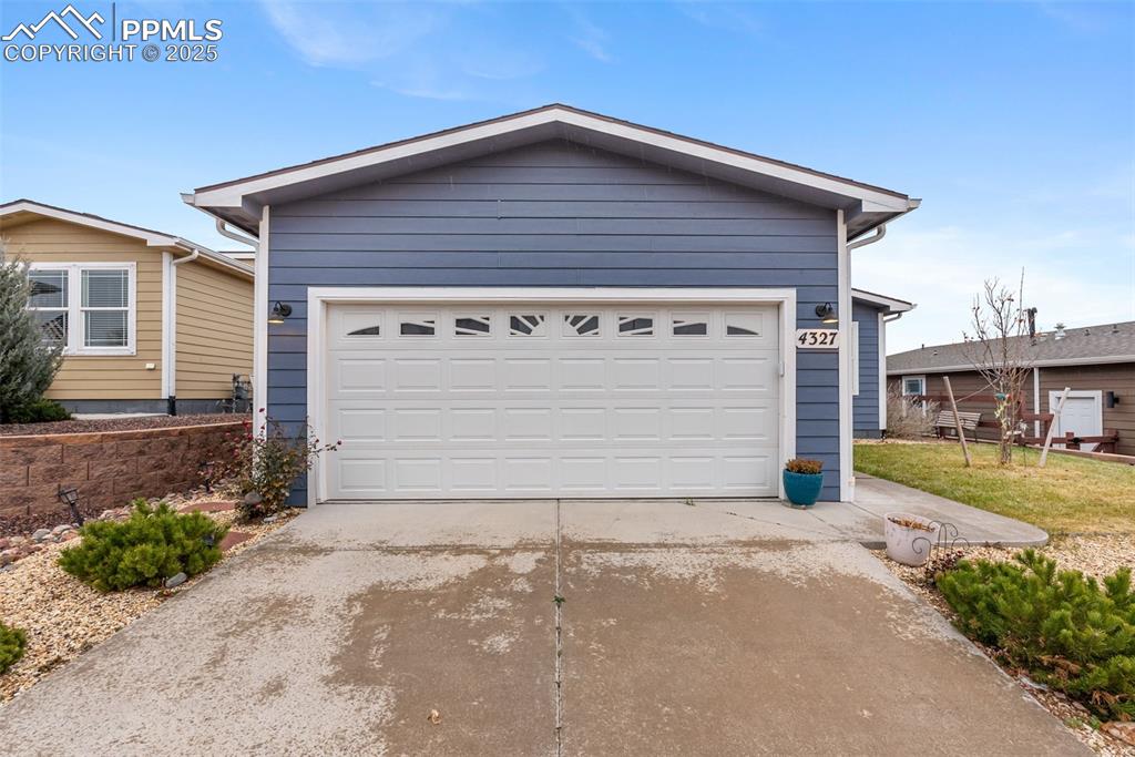 Image 38 of 39: Garage