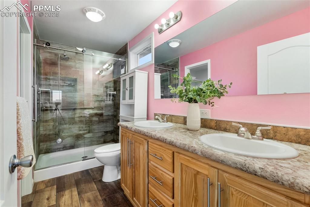 Image 4 of 39: Bathroom