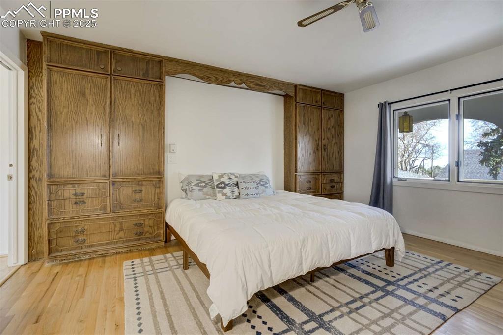 Image 14 of 50: Bedroom