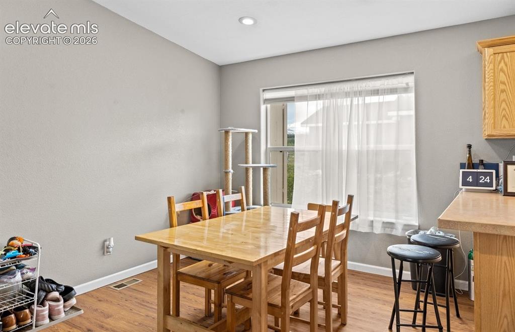 Image 10 of 33: Dining Area