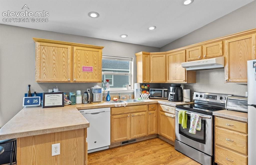 Image 13 of 33: Kitchen