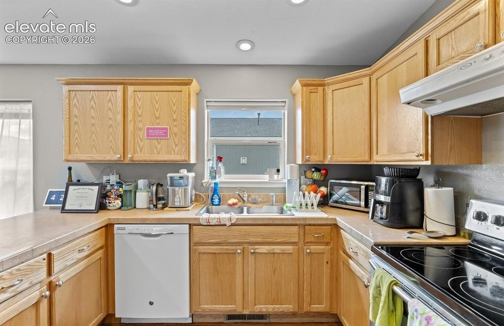 Image 14 of 33: Kitchen