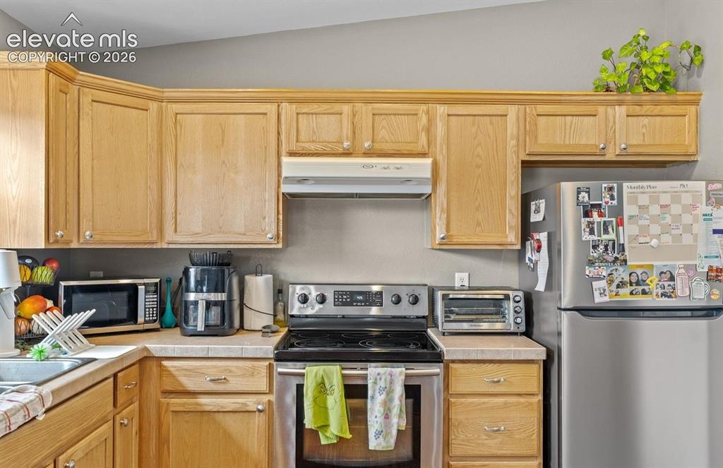 Image 16 of 33: Kitchen