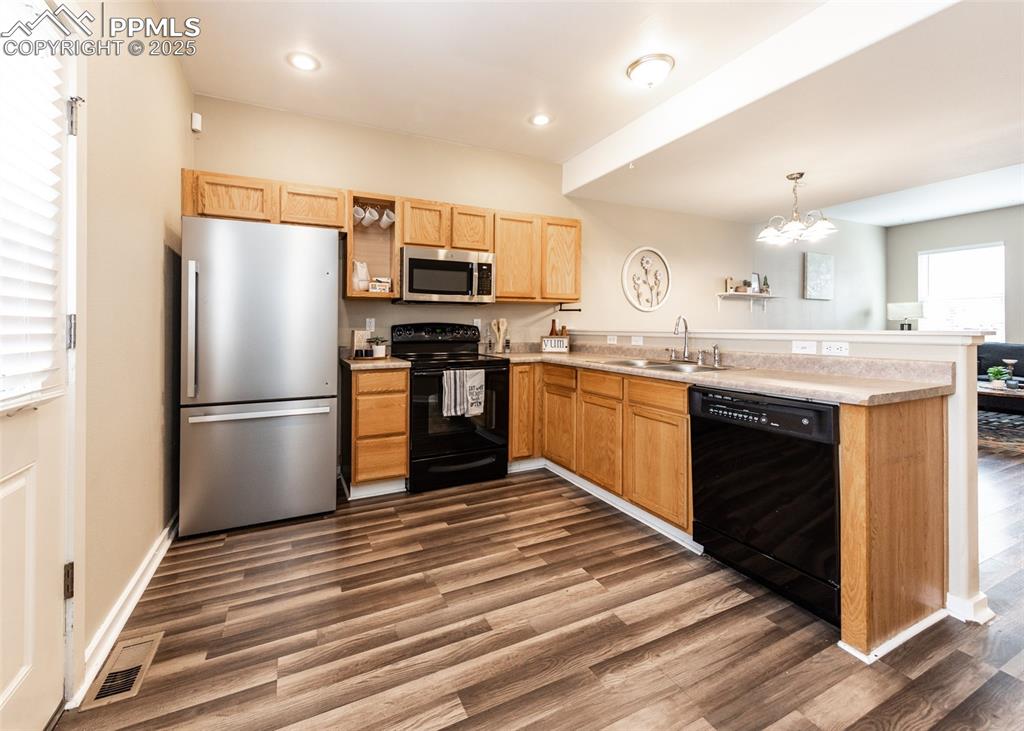 Image 11 of 36: Kitchen